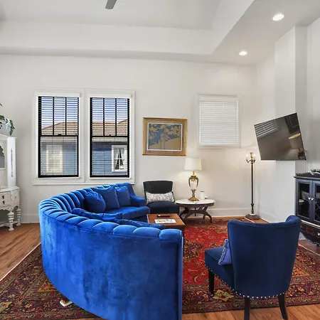 Stunning 2-bedroom Garden District Newly Renovated Apartment