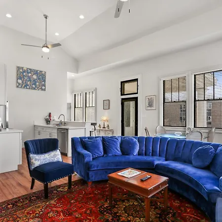 Stunning 2-bedroom Garden District Newly Renovated *