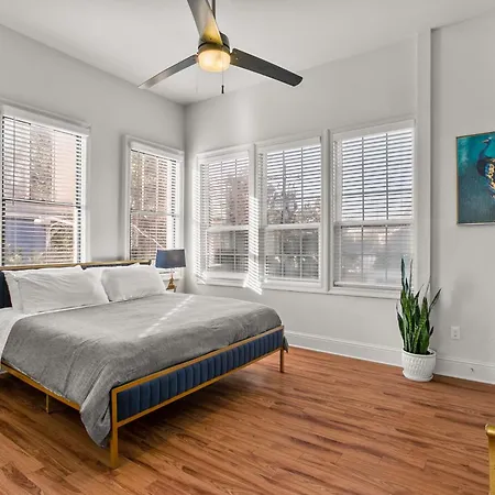 Stunning 2-bedroom Garden District Newly Renovated Apartment