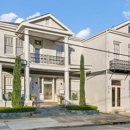 Stunning 2-bedroom Garden District Newly Renovated Apartment *