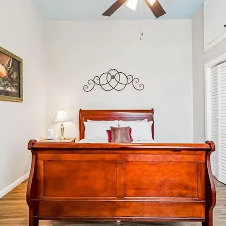 Penthouse On Claiborne Apartment *