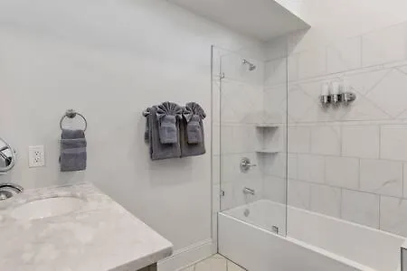 Timeless Elegance Historic Nola Haven 2bd Apartment *