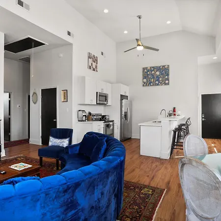Apartment Stunning 2-bedroom Garden District Newly Renovated *