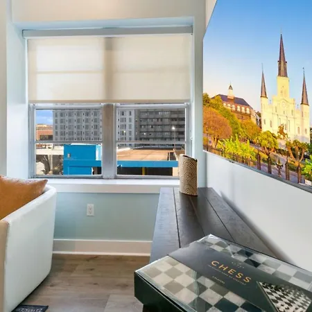 Amazing 4bed Steps From French Quarter Apartment