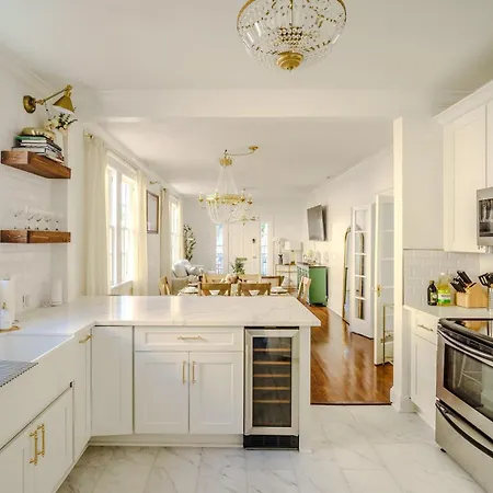 Serene 4 Bedroom Near French Quarter With Wi-fi And Parking Holiday home *
