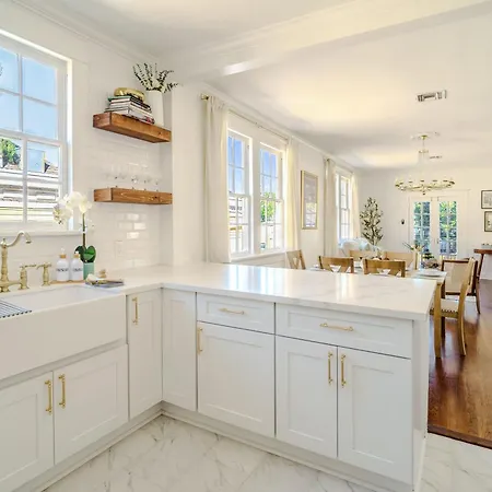 Holiday home Serene 4 Bedroom Near French Quarter With Wi-fi And Parking
