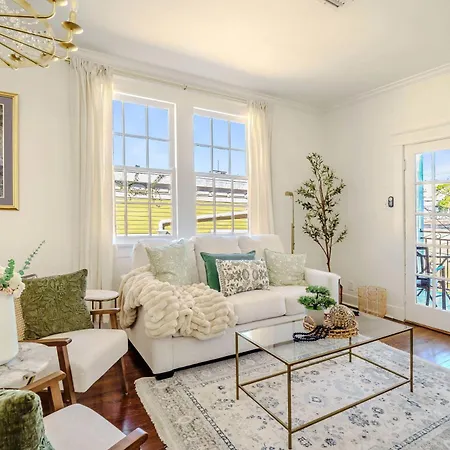 Holiday home Serene 4 Bedroom Near French Quarter With Wi-fi And Parking