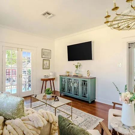 Serene 4 Bedroom Near French Quarter With Wi-fi And Parking Holiday home