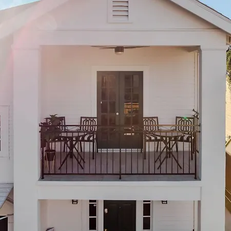 Serene 4 Bedroom Near French Quarter With Wi-fi And Parking Holiday home