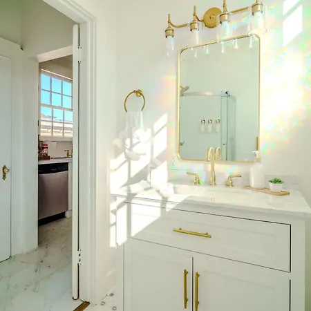 Holiday home Serene 4 Bedroom Near French Quarter With Wi-fi And Parking New Orleans