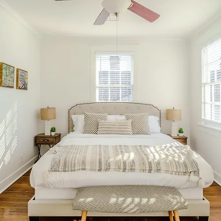 Serene 4 Bedroom Near French Quarter With Wi-fi And Parking Holiday home