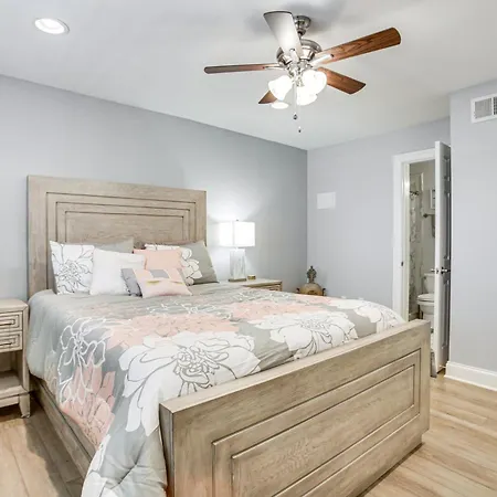 With Pool, 7 Mi To French Quarters Apartment