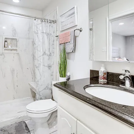 With Pool, 7 Mi To French Quarters Apartment New Orleans