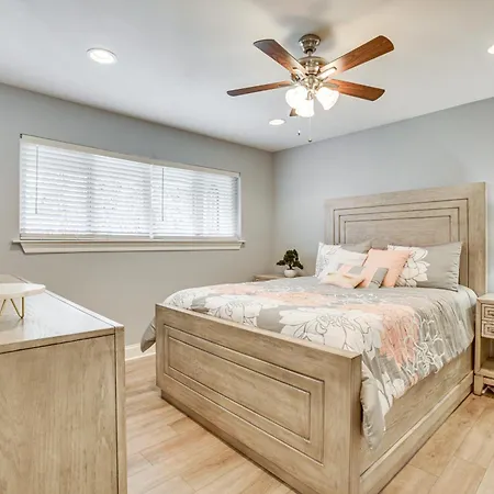 With Pool, 7 Mi To French Quarters Apartment