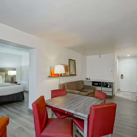 Country & By Radisson, I-10 East, La Hotel 3*