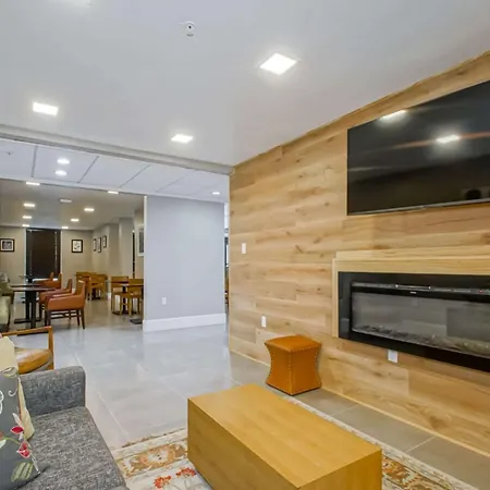 Country & By Radisson, I-10 East, La Hotel 3*