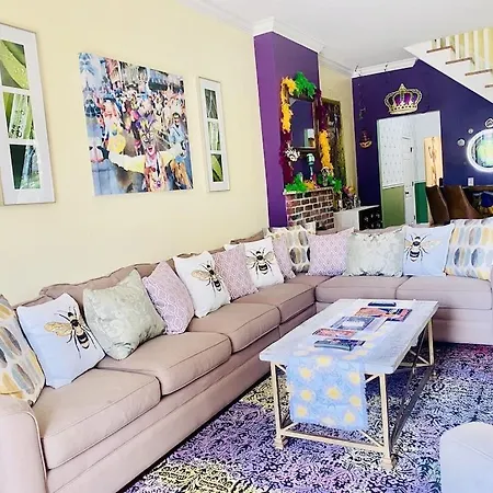 Historical Midcity Town Apartment *