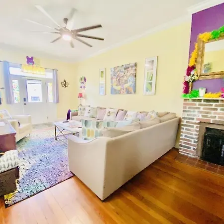Historical Midcity Town Apartment *