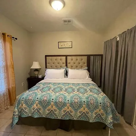Cozy 3bdr 2bth 1st Floor Unit Apartment *