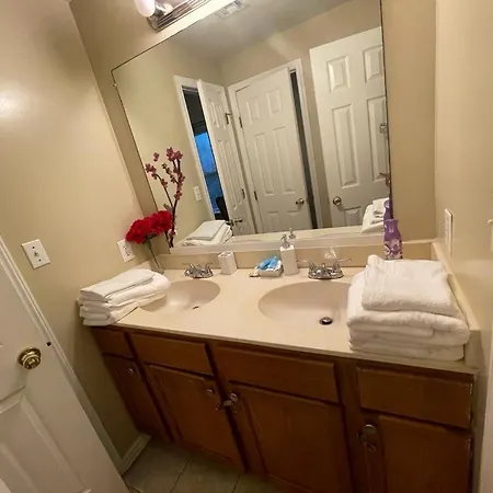 Apartment Cozy 3bdr 2bth 1st Floor Unit *