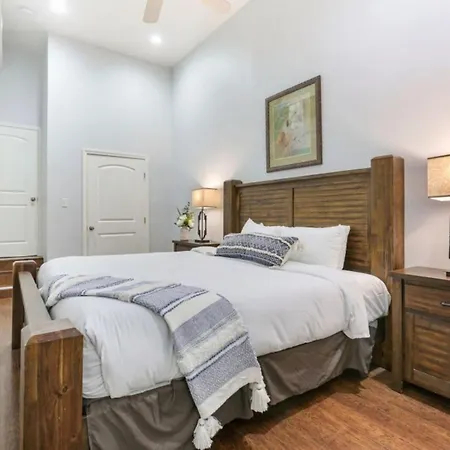 Modern 4br Living In Downtown Nola Apartment