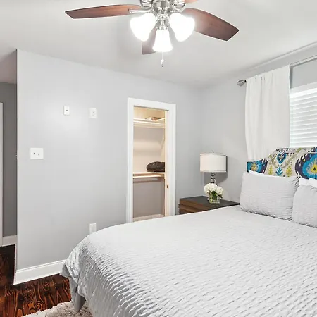 Amazing 3bedroom Townhome, In Historic Dryade Holiday home New Orleans
