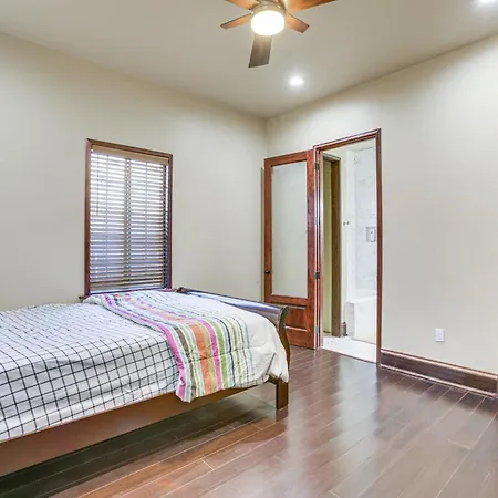 Holiday home Easy Dtwn Nola Commute! Elegant W/ Yard *