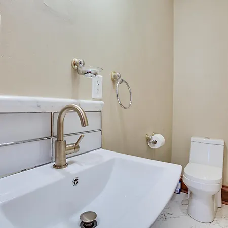 Holiday home Easy Dtwn Nola Commute! Elegant W/ Yard *