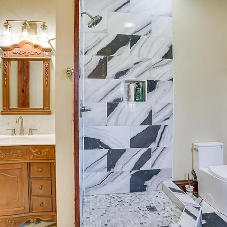 Holiday home Easy Dtwn Nola Commute! Elegant W/ Yard *