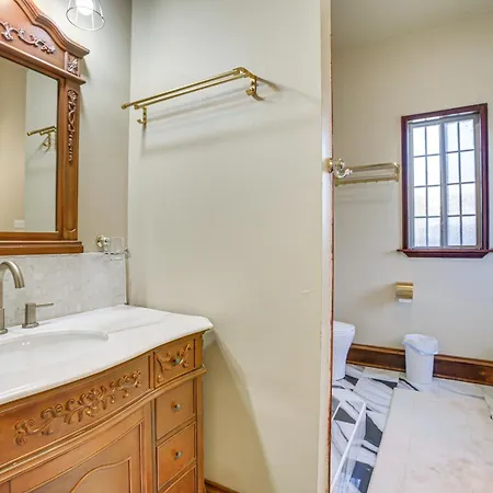 Easy Dtwn Nola Commute! Elegant W/ Yard Holiday home