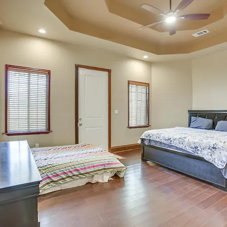 Holiday home Easy Dtwn Nola Commute! Elegant W/ Yard