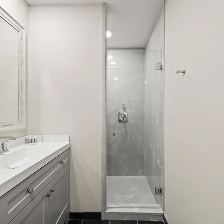 Bywater Aparthotel 3*