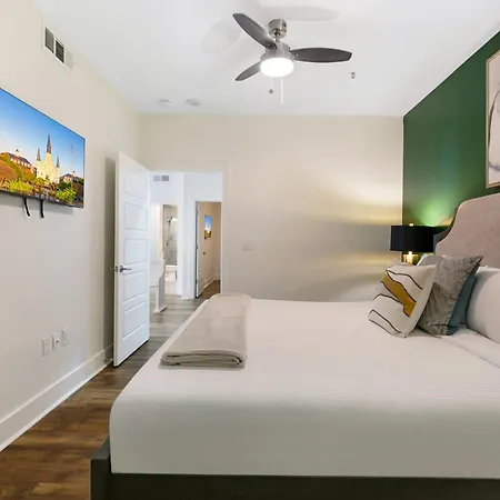 Festive 4br In The Heart Of Nola