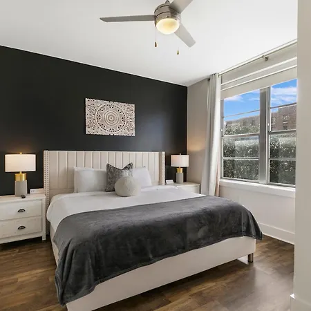 Festive 4br In The Heart Of Nola Apartment