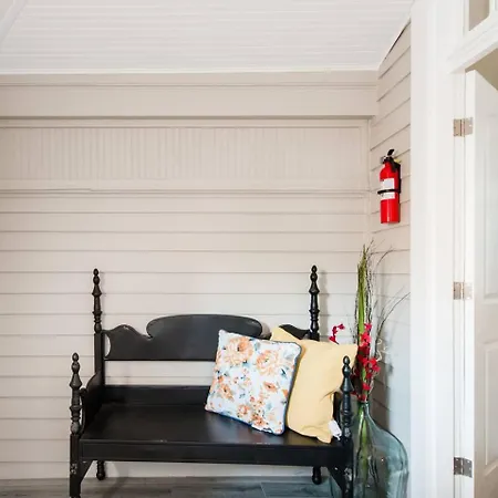 Shotgun Craftman House With Private Patio