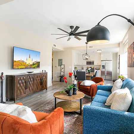 Lively 4br Steps To French Quarter Apartment