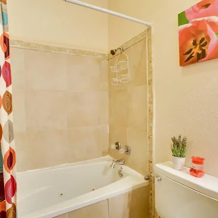 Holiday home 1 Mi To Park & Museums: