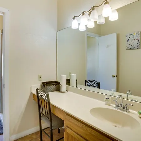 Holiday home 1 Mi To Park & Museums: *