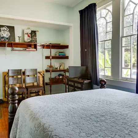 Holiday home 1 Mi To Park & Museums: *