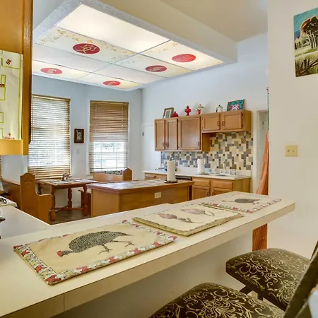 Holiday home 1 Mi To Park & Museums: