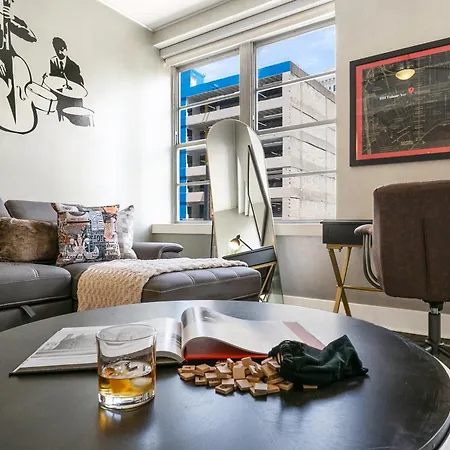 California Building Oasis: 1br In Vibrant Apartment