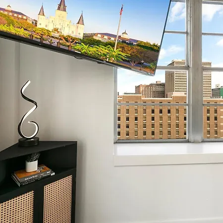 Luxury 2-bedroom Steps Away From The French Quarter Apartment *