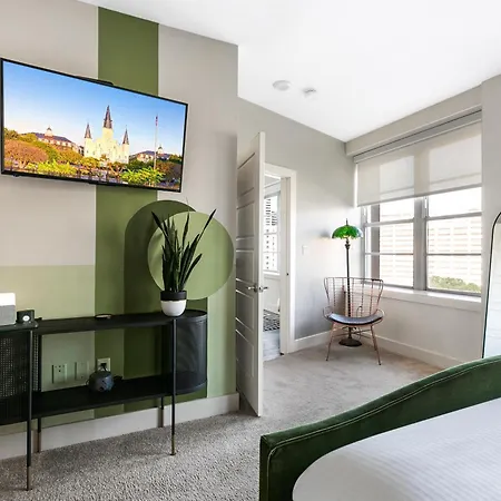 Luxury 2-bedroom Steps Away From The French Quarter Apartment *