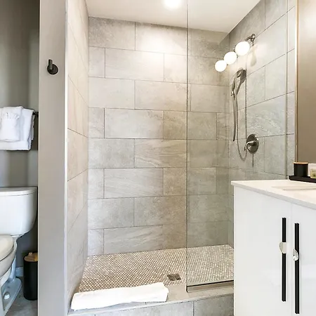 Luxury 2-bedroom Steps Away From The French Quarter Apartment *