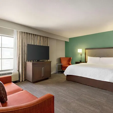 Hampton And Convention Center Hotel