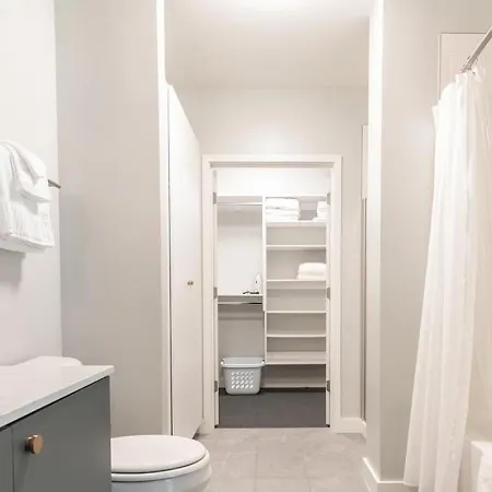 Apartment Landing Modern With Amazing Amenities *