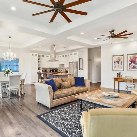 The Burgundy Penthouse Steps To The French Quarter *