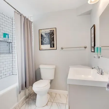 Captivating Conti Hideaway- Mid-city Perfection