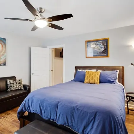 Captivating Conti Hideaway- Mid-city Perfection *