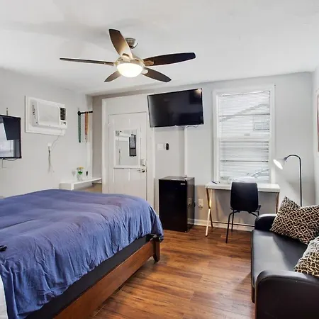 Captivating Conti Hideaway- Mid-city Perfection